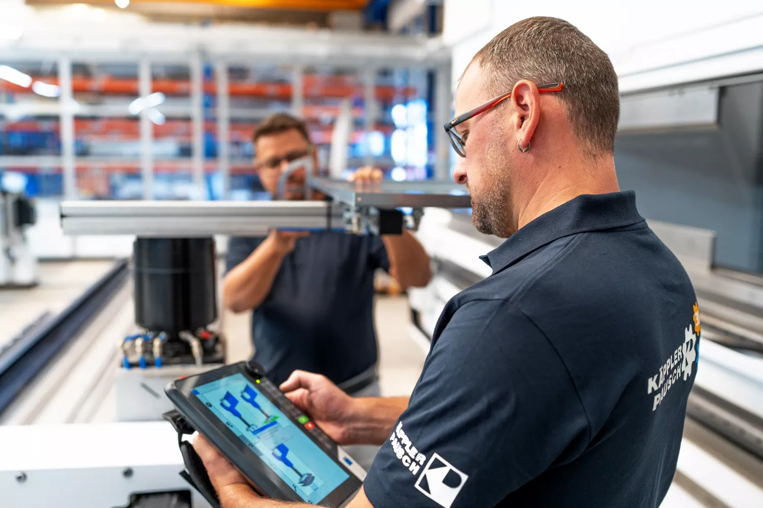 Teamgeist bei Käppler & Pausch - dargestellt durch die Zusammenarbeit von 2 Mitarbeitern im Kantzentrum